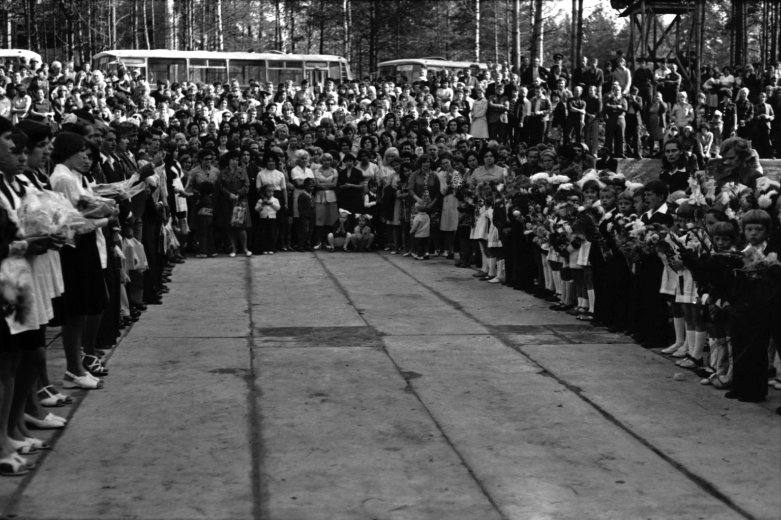 Iškilmingas pirmosios mokyklos atidarymas Sniečkaus (dabar Visaginas) kaime. 1977 m. rugsėjo 1 d. Vasilijaus Čiupačenko nuotr.